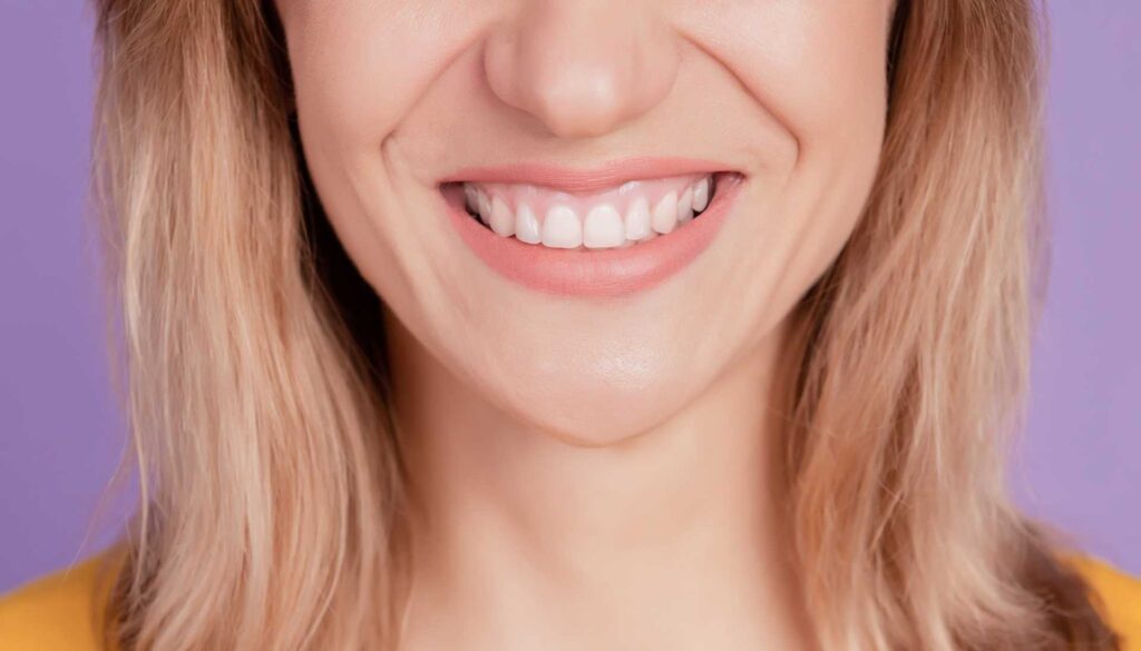 02 Close up de la zona baja de la cara de una mujer sonriente con encias saludables