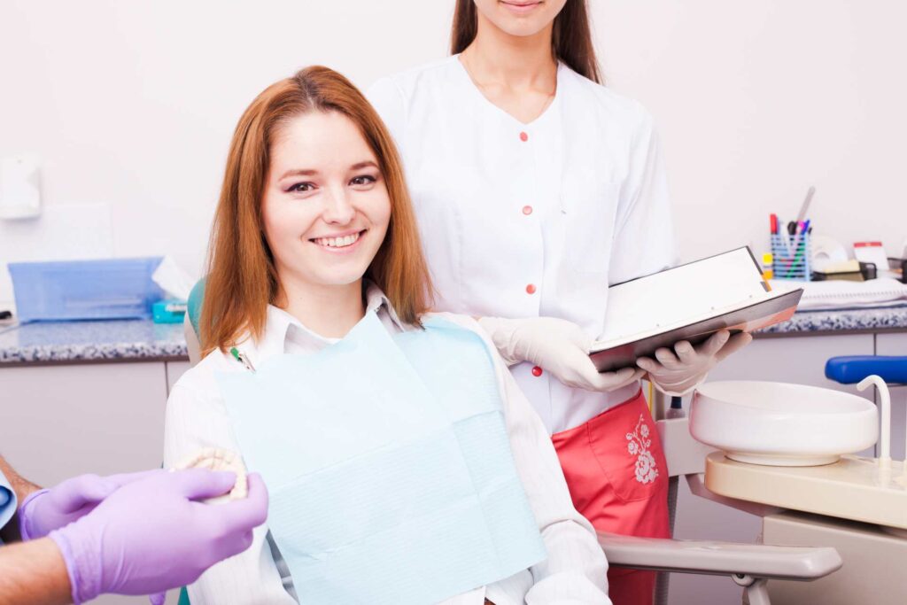 03 Mujer joven en el dentista durante un tratamiento de carillas dentales