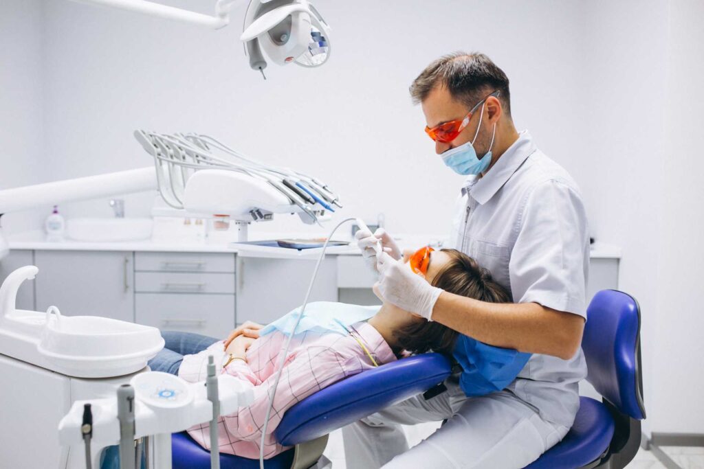 05 Una paciente realizandose un tratamiento odontologico en una clinica dental